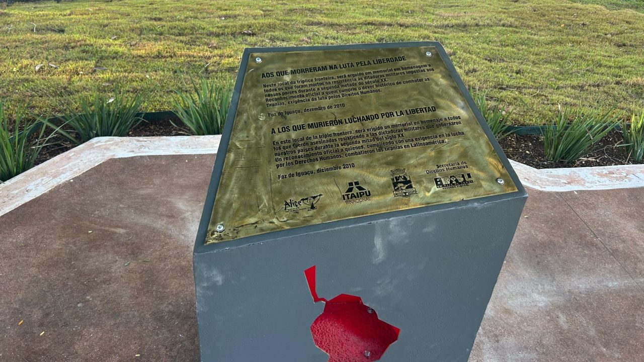 Praça Naipi passa por revitalização completa no centro de Foz do Iguaçu