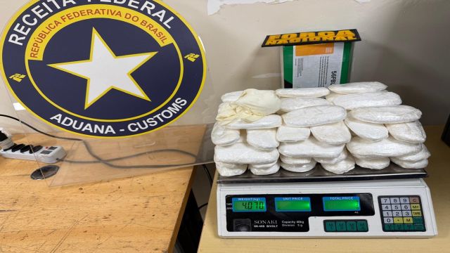 Imagem referente a notícia: Receita Federal retém 4 kg de substância análoga à cocaína na Aduana da Ponte Internacional da Amizade