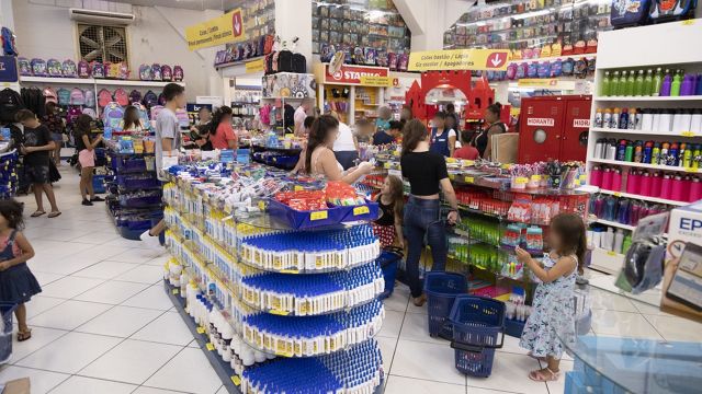 Cartão Material Escolar movimenta economia local e comerciantes comemoram