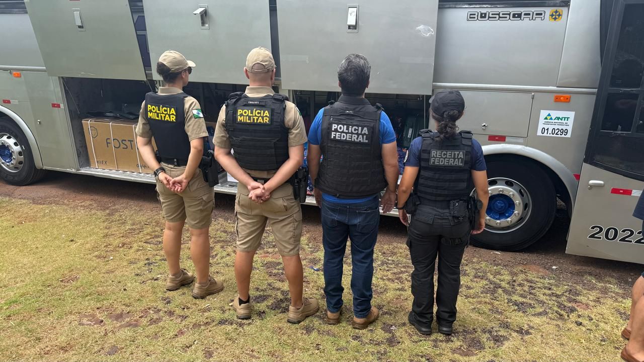 PF e Receita Federal apreendem dois ônibus com mercadorias ilegais do Paraguai no oeste do Paraná