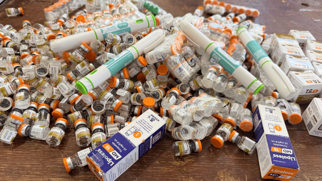 Ônibus na BR-277 é flagrado com medicamentos emagrecedores escondidos e apreensão passa de R$ 1,2 milhão