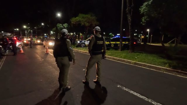Imagem referente a notícia: Blitz integrada flagra 150 infrações e reforça alerta de álcool zero no trânsito em Foz do Iguaçu