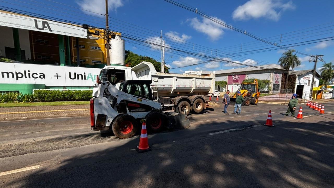 Avenida das Cataratas, principal corredor turístico de Foz, recebe obras de melhoria no pavimento