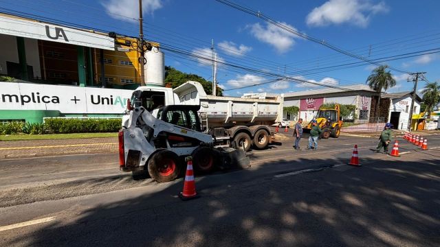 Imagem referente a notícia: Avenida das Cataratas, principal corredor turístico de Foz, recebe obras de melhoria no pavimento