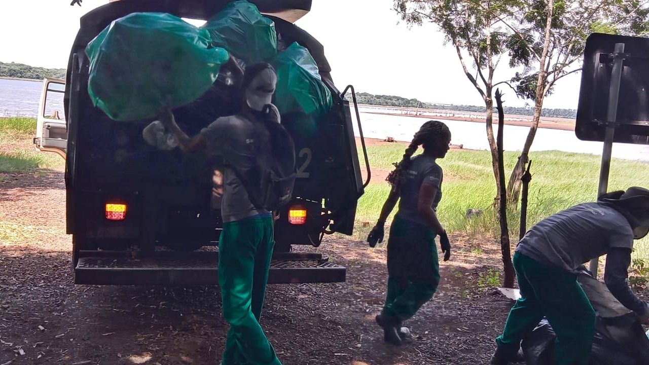 Secretaria de Meio Ambiente de Foz do Iguaçu se une a pescadores em campanha de limpeza do Lago de Itaipu