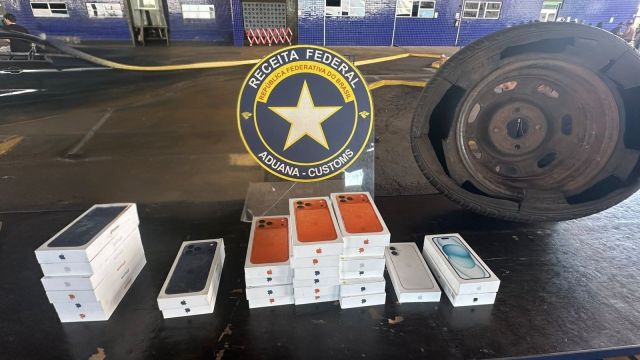 Imagem referente a notícia: Celulares escondidos em estepe: Receita Federal flagra esquema de R$ 180 mil na Ponte da Amizade