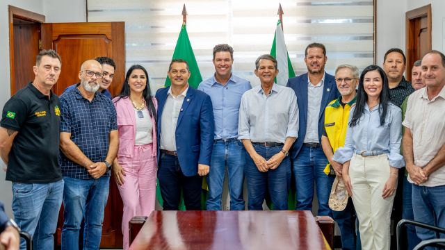 Imagem referente a notícia: Secretário Guto Silva confirma novo ciclo de pavimentação e investimentos estruturantes em Foz do Iguaçu