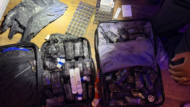 Imagem referente a notícia: Receita Federal apreende 500 frascos de anabolizantes em Foz do Iguaçu; suspeito foi preso em flagrante