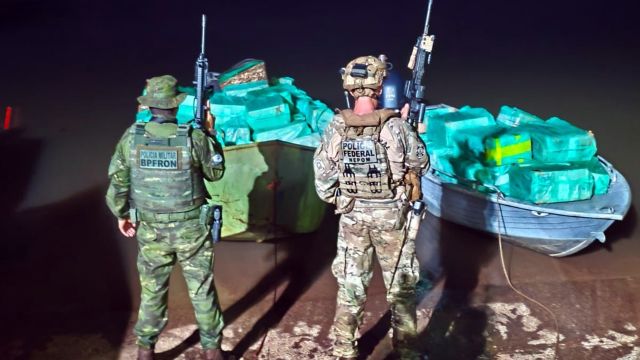 Imagem referente a notícia: Contrabando milionário é interceptado no Lago de Itaipu: 6 mil pacotes de cigarros são apreendidos em Missal