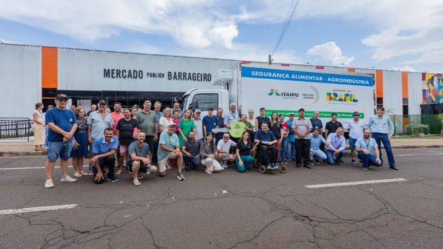 Imagem referente a notícia: Itaipu entrega veículo e equipamentos a cooperativa que abastece 150 escolas de Foz do Iguaçu