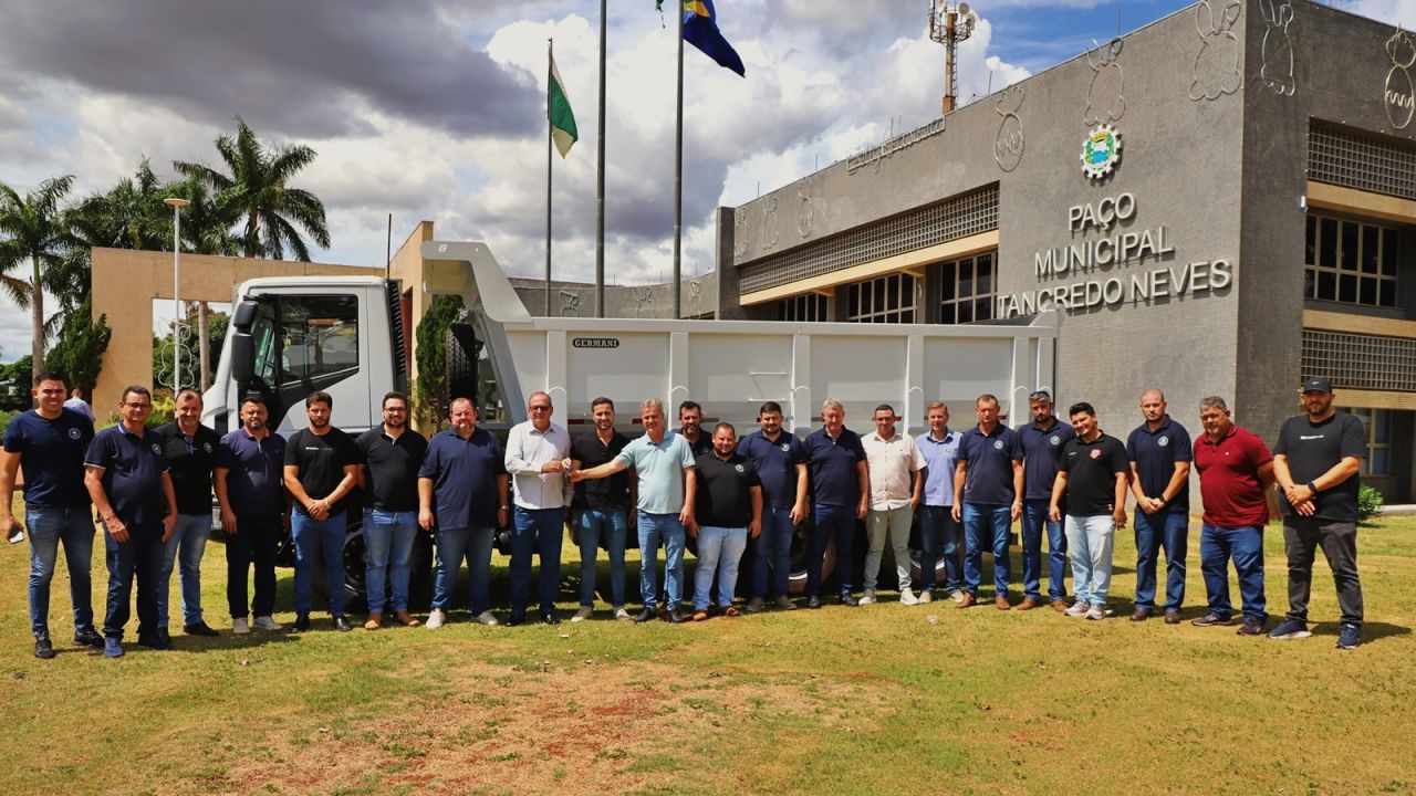 Deputado Paulo Litro entrega caminhão caçamba e anuncia novos recursos para Itaipulândia