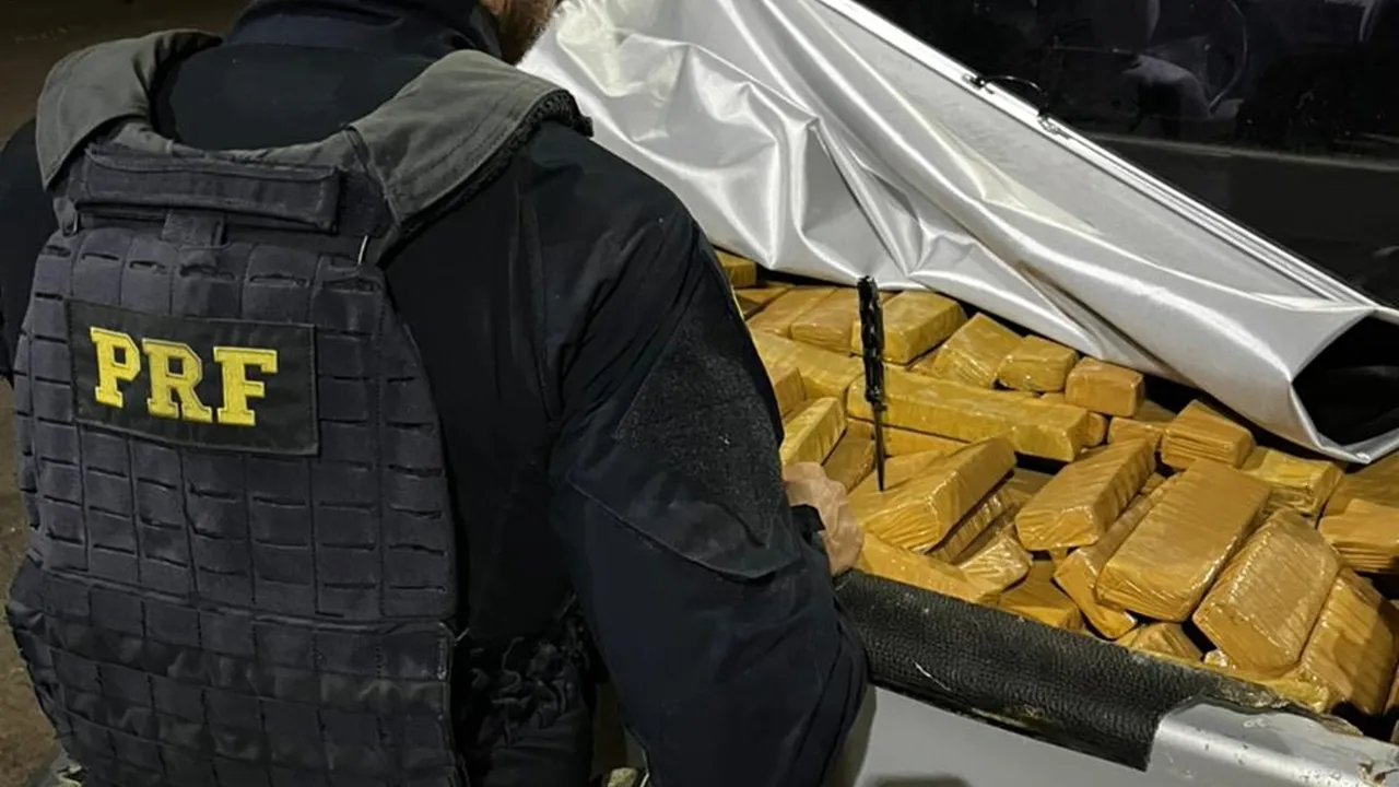 Imagem referente à notícia: PRF intercepta caminhonete com quase 350 quilos de droga na BR-277 e prende motorista que levaria carga para Cascavel