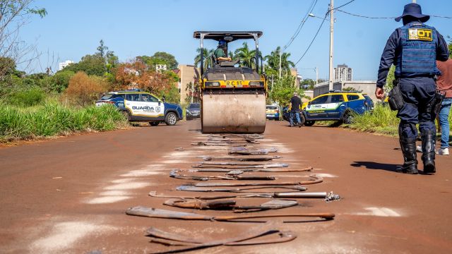 Imagem referente a notícia: Operação “Randandã” destrói escapamentos irregulares em Foz do Iguaçu