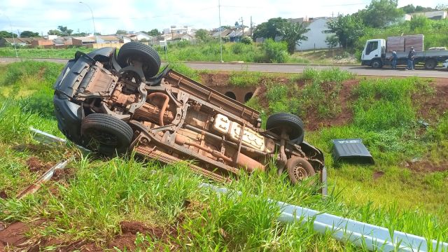 Imagem referente a notícia: Viatura da Guarda Municipal capota durante atendimento a roubo em Foz do Iguaçu