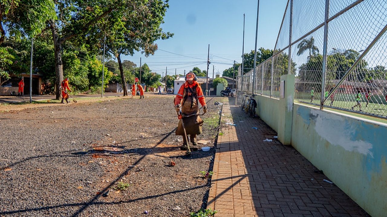 Mega mutirão de limpeza pública na Região Norte de Foz do Iguaçu começa com número expressivo de entulhos recolhidos