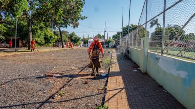 Imagem referente a notícia: Mega mutirão de limpeza pública na Região Norte de Foz do Iguaçu começa com número expressivo de entulhos recolhidos