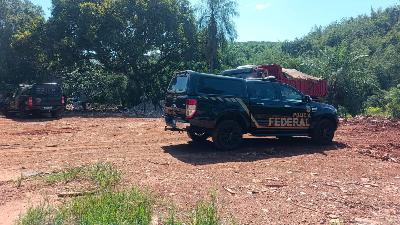 PF e PMPR flagram descarte irregular de entulho próximo ao Rio Paraná em Foz do Iguaçu