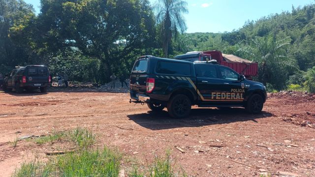 Imagem referente a notícia: PF e PMPR flagram descarte irregular de entulho próximo ao Rio Paraná em Foz do Iguaçu