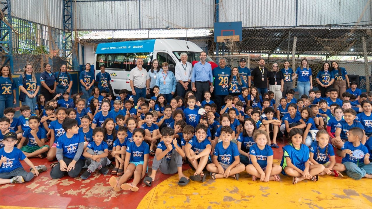 Itaipu entrega van para Associação Um Chute para o Futuro, em Foz do Iguaçu