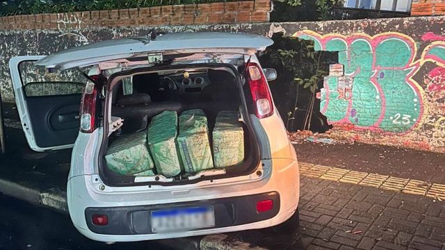 Imagem referente a notícia: PF e PM apreendem mais de 161 kg de maconha após perseguição e fuga no Centro de Foz do Iguaçu