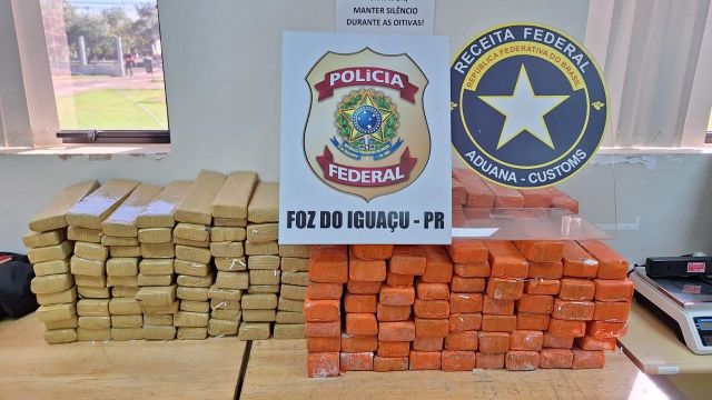 Imagem referente a notícia: PF e Receita Federal apreendem 166,5 kg de maconha em encomendas de e-commerce em Foz do Iguaçu